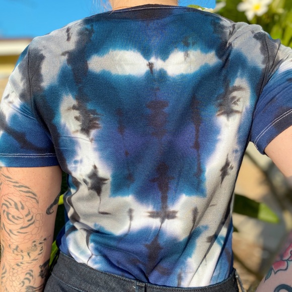 The B.B. V-Neck - Picture 4 of 4